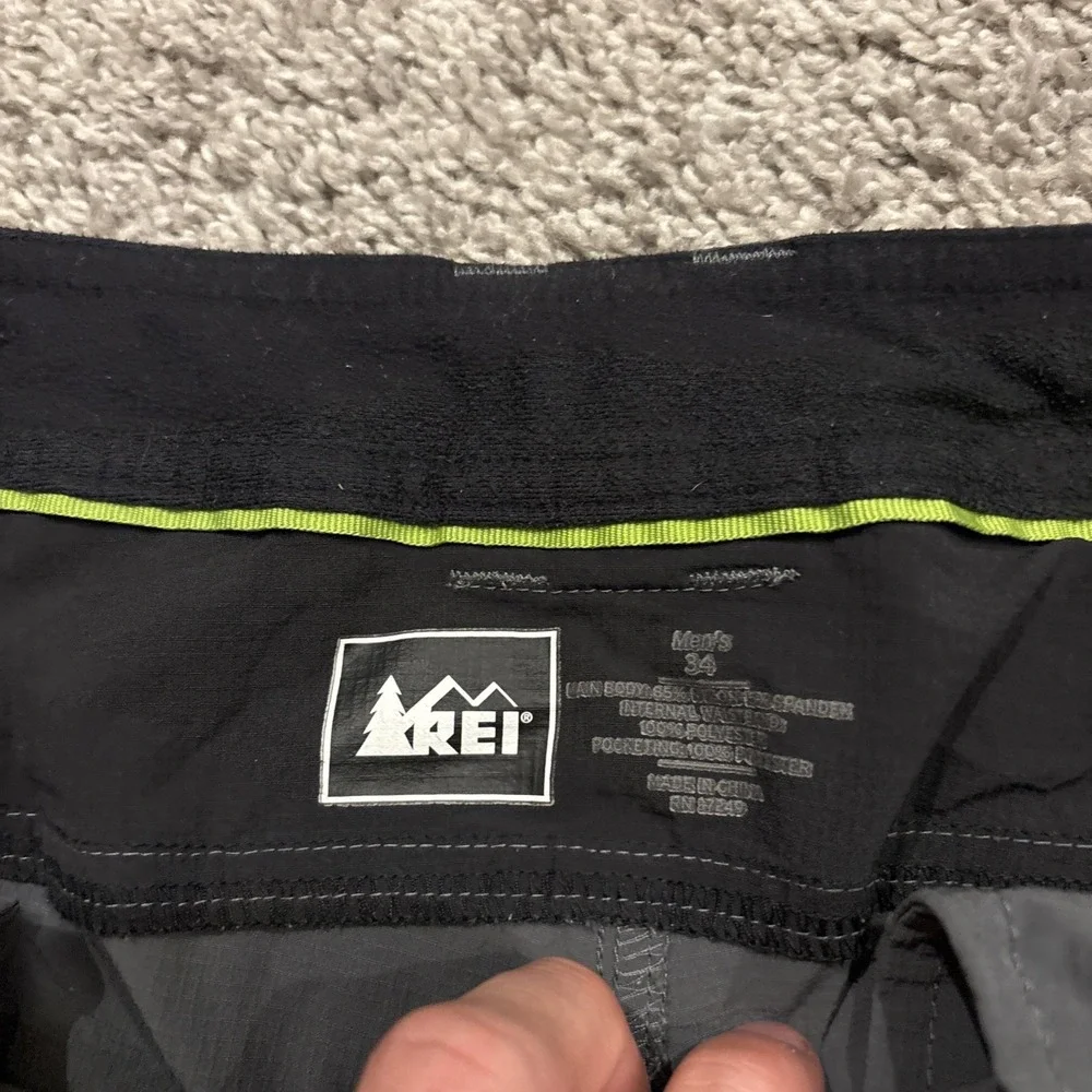 REI Shorts Mens 34 Stretch Hiking Outdoor Cargo Zipper Pocket Lightweight Comfy